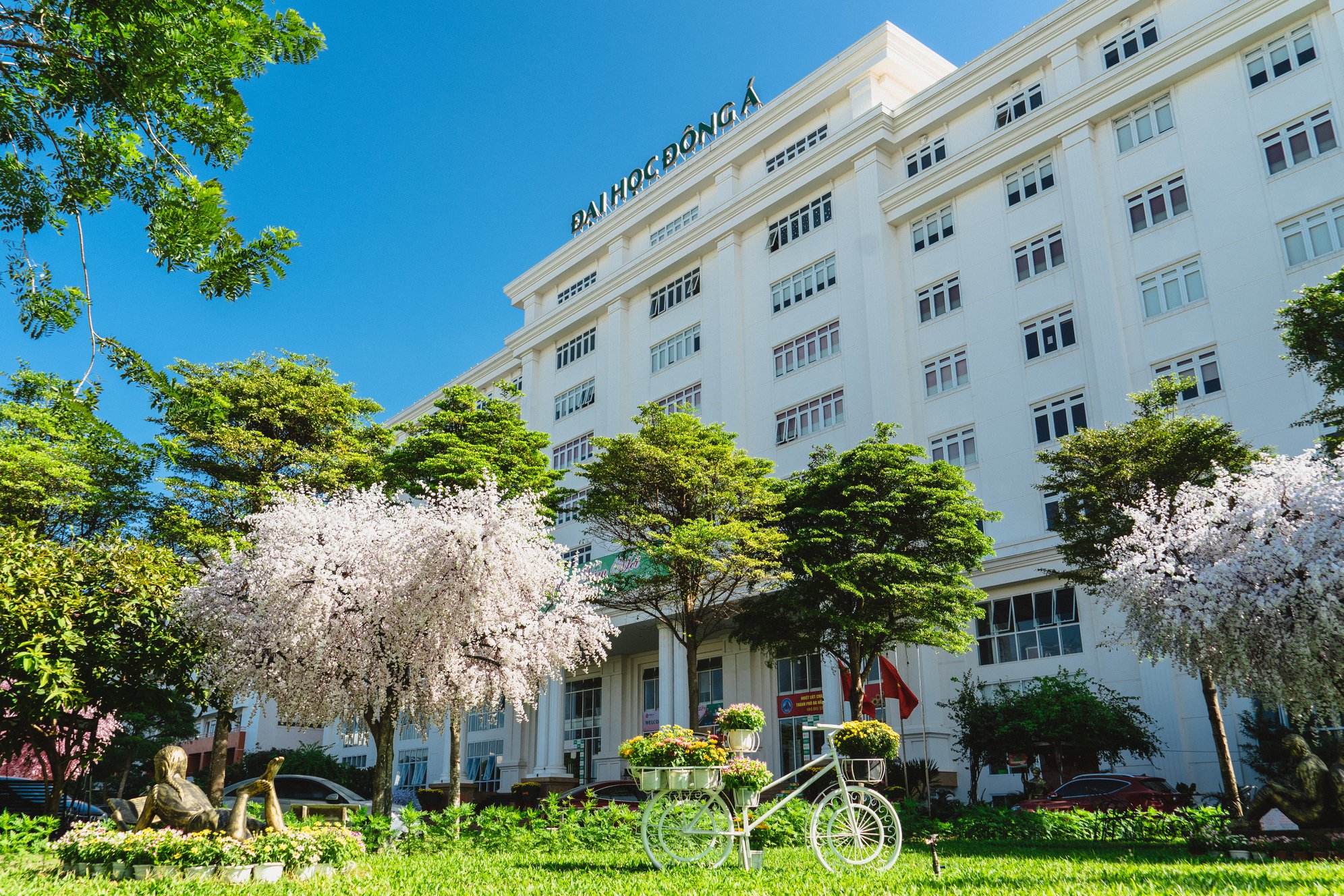 Đại học Đông Á - Ngôi trường của những mùa hoa